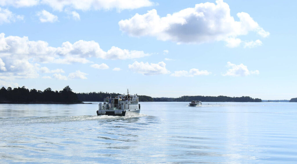 Merimaisema ja saaristovene Espoon Nokkalassa.