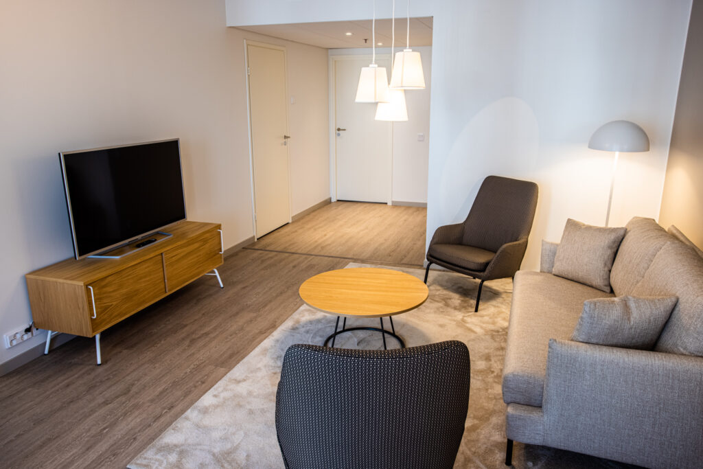 Viihtyisä olohuone huoneistohotellin neljän huoneen huoneistossa Hotel Mattsissa Espoossa.