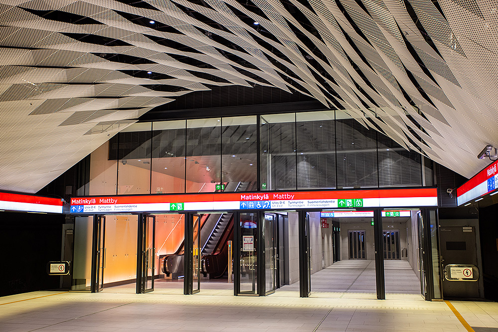 Matinkylän metroaseman läntinen uloskäynti tuo suoraan Hotel Mattsille.